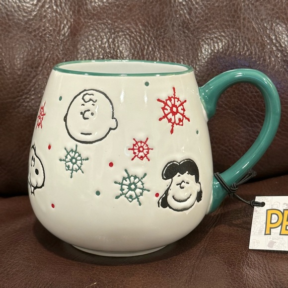 Snoopy Charlie Brown Lucy & Snowflakes Tear Drop Style Peanuts Christmas Mug - Picture 1 of 10